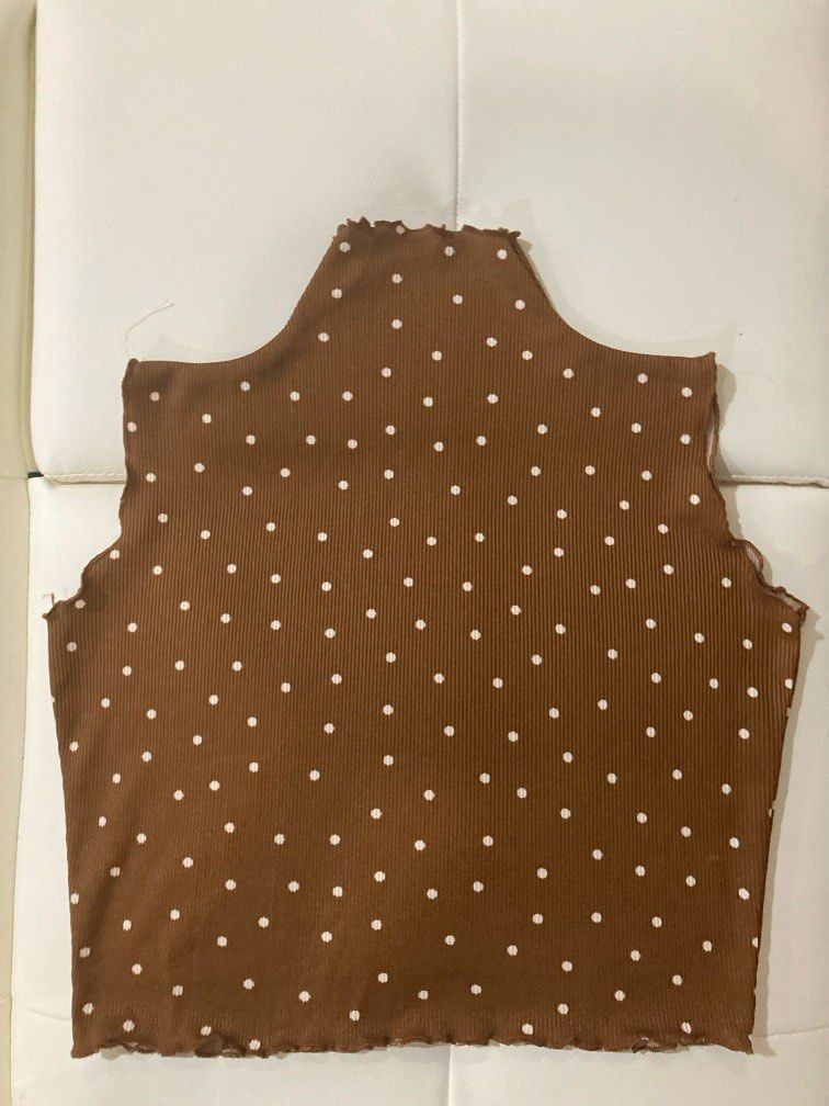 sleeveless lettuce cut cropped turtleneck (Category: Sleeveless) located in Manila. Submitted by jesdeclutter (Listing ID 1318538209, Image 2). Description: 💐 hand me down, not sure of brand/origin, no tag 💐 rfs: decluttering 💐 fits sizes xs-s.