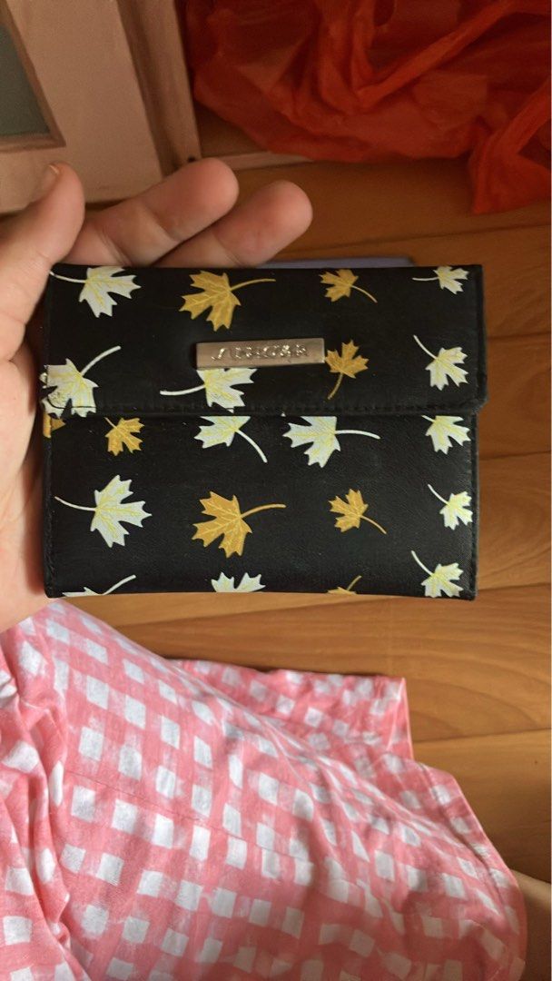 Wallets (Category: Wallets & Card Holders) located in Singapore. Submitted by thesunnyflower (Listing ID 1318445792, Image 3). Description: DM for enquiries :) .
