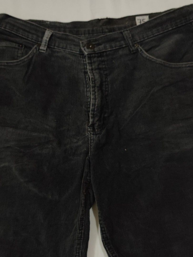 Alan Perry Black Corduroy Shorts (Category: Chinos) located in Antipolo. Submitted by kkpunzln (Listing ID 1318723846, Image 1). Description: Size: 36 Brand: Alan Perry Notes: Message for the exact measurements (since descriptions are based solely on the pictures; Will have to check inventory again for the exact measurements for interested buyers ☺️).