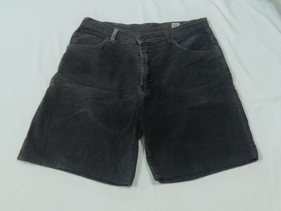 Alan Perry Black Corduroy Shorts (Category: Chinos) located in Antipolo. Submitted by kkpunzln (Listing ID 1318723846, Image 2). Description: Size: 36 Brand: Alan Perry Notes: Message for the exact measurements (since descriptions are based solely on the pictures; Will have to check inventory again for the exact measurements for interested buyers ☺️).