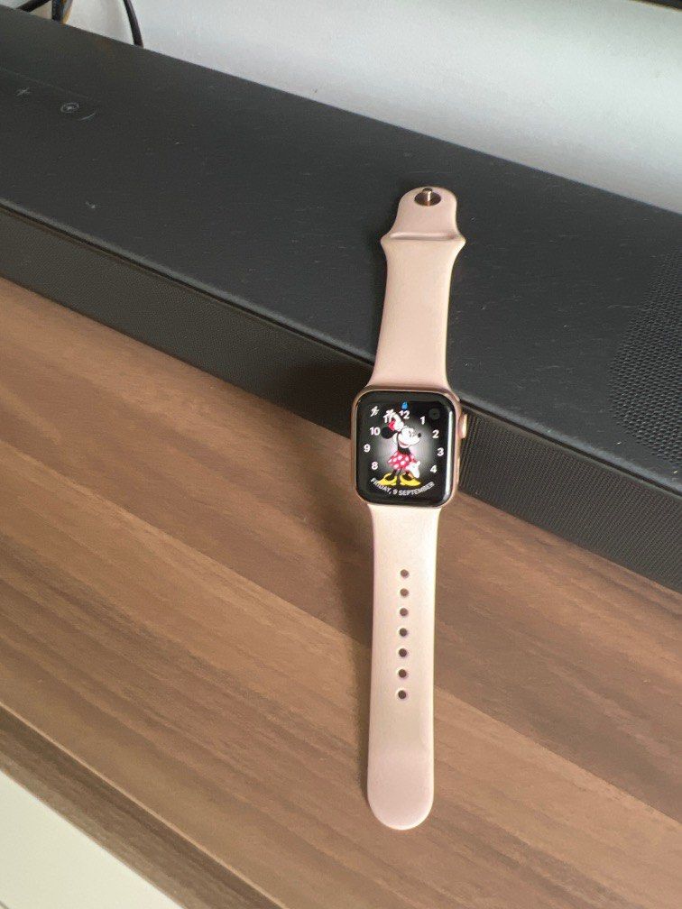 Apple Watch Series 4 40MM Rose Gold Pink Amazing condition