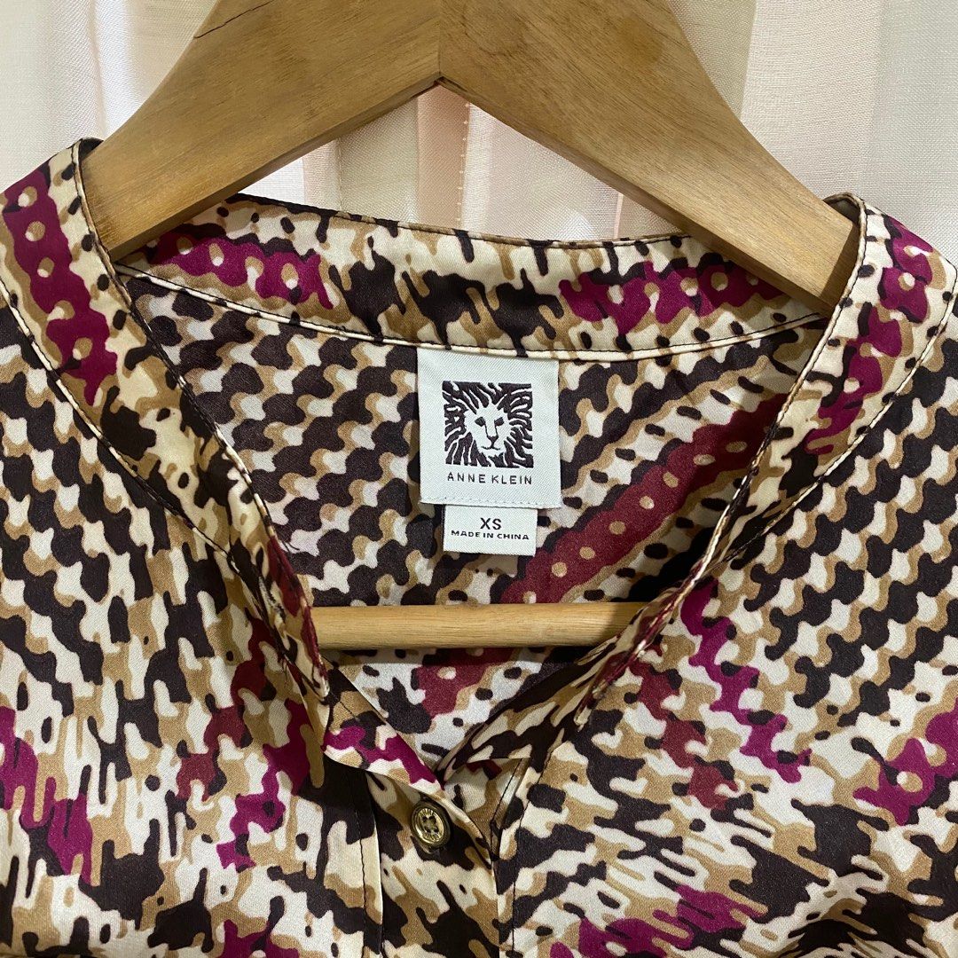 Authentic Anne Klein Tunic Blouse (Category: Longsleeves) located in Manila. Submitted by declutterwithsea (Listing ID 1318716547, Image 3). Description: Authentic Anne Klein Tunic Blouse Lightweight Longsleeves, great under blazers or suit 100% Polyester .