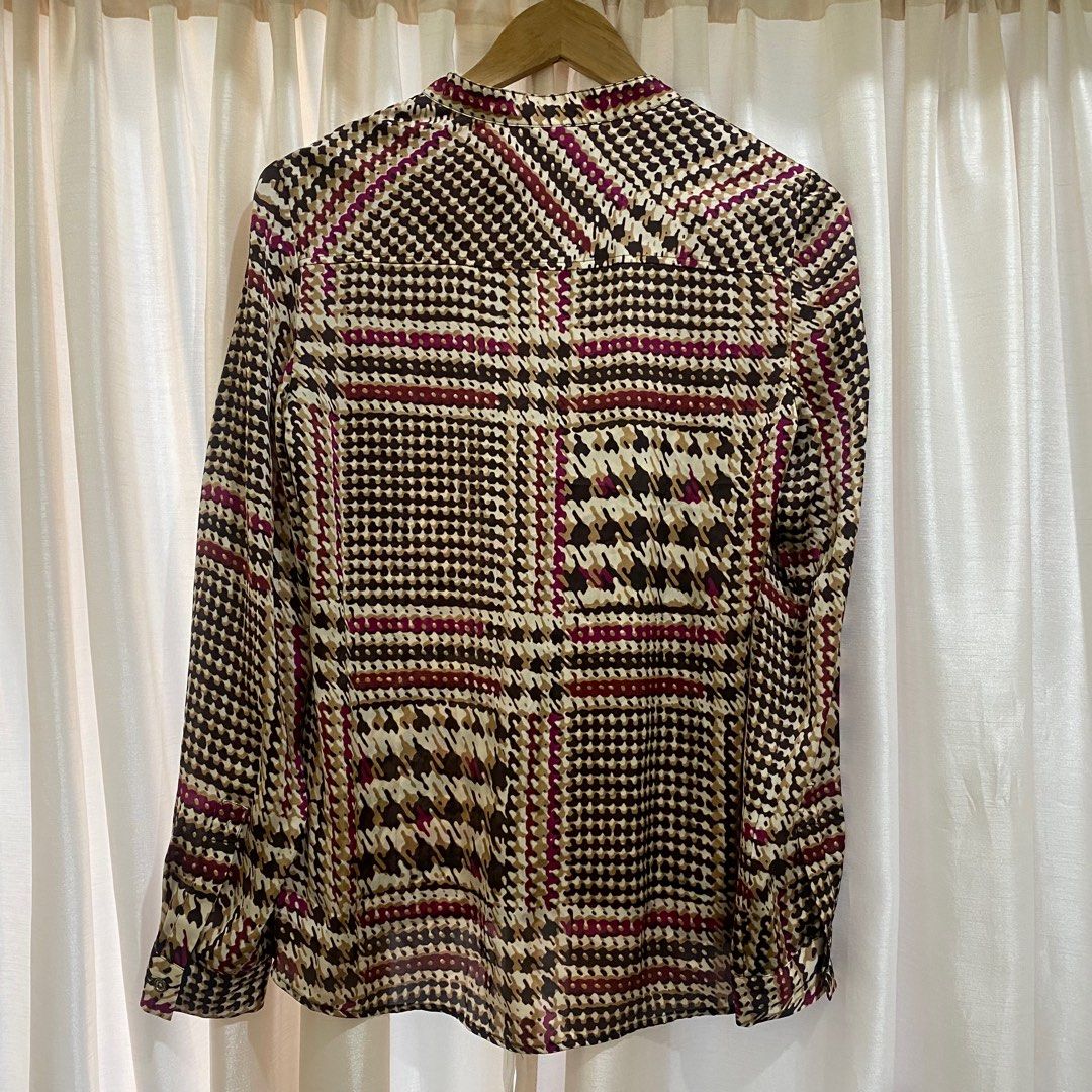 Authentic Anne Klein Tunic Blouse (Category: Longsleeves) located in Manila. Submitted by declutterwithsea (Listing ID 1318716547, Image 2). Description: Authentic Anne Klein Tunic Blouse Lightweight Longsleeves, great under blazers or suit 100% Polyester .