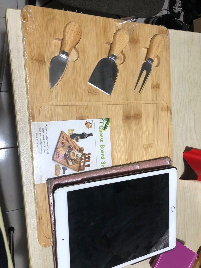 Cheese Board Set (Category: Other Kitchenware & Tableware) located in Caloocan City. Submitted by mannycoydegz8 (Listing ID 1318622514, Image 3). Description: Gift -Decluttering Large size .