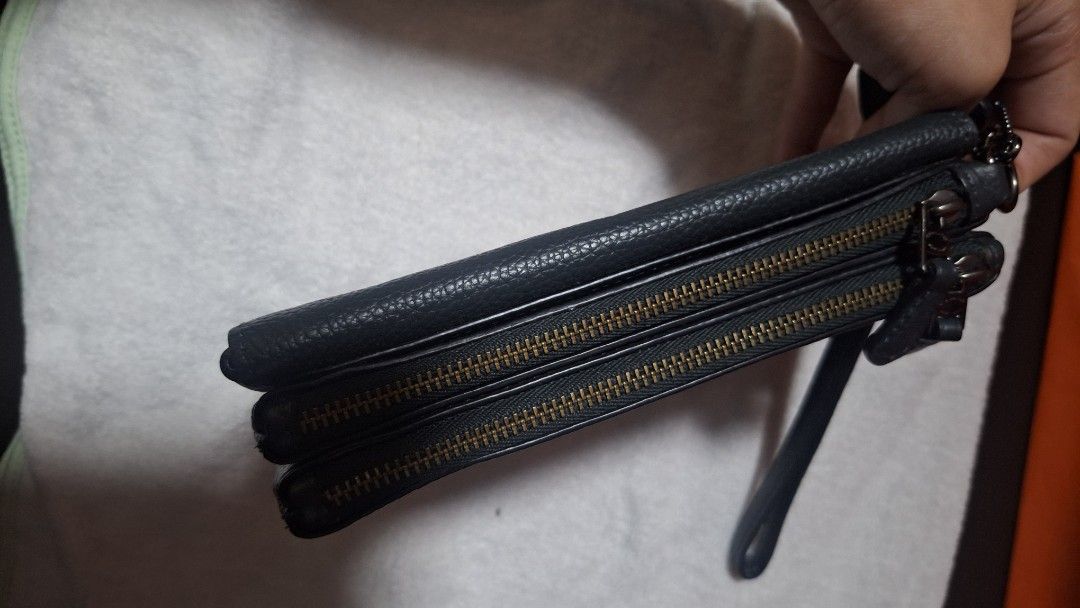 Coach pouch (Category: Purses & Pouches) located in Manila. Submitted by decluttering.princess (Listing ID 1318628980, Image 2). Description: orig see flaws- cracked insides really nice & classy loc: sta. mesa manila.