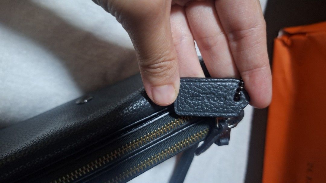 Coach pouch (Category: Purses & Pouches) located in Manila. Submitted by decluttering.princess (Listing ID 1318628980, Image 3). Description: orig see flaws- cracked insides really nice & classy loc: sta. mesa manila.