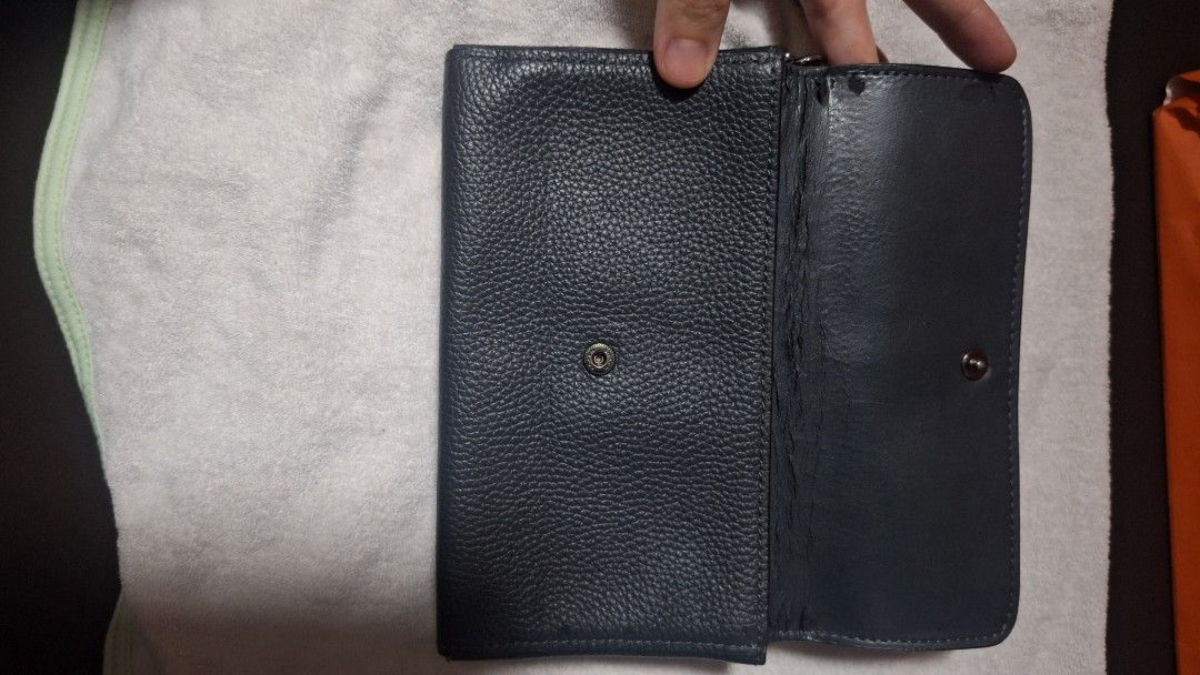 Coach pouch (Category: Purses & Pouches) located in Manila. Submitted by decluttering.princess (Listing ID 1318628980, Image 1). Description: orig see flaws- cracked insides really nice & classy loc: sta. mesa manila.