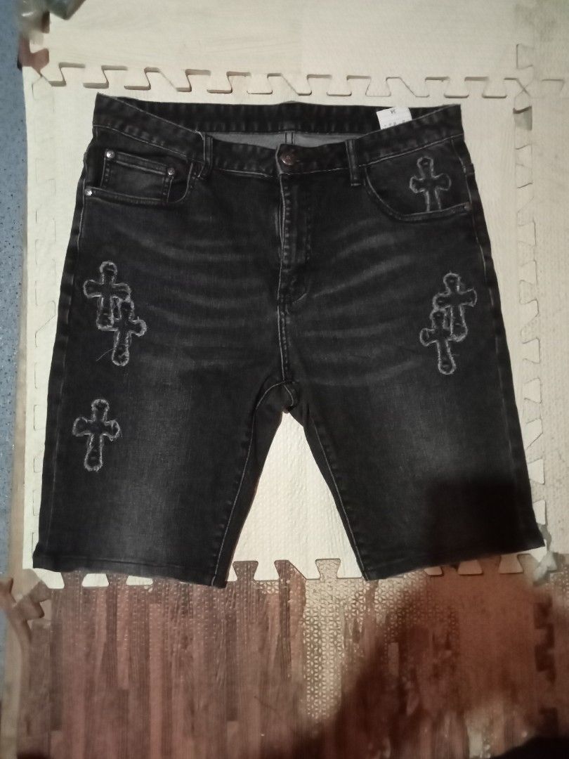 Crome Hearts (Category: Shorts) located in Sagay. Submitted by kennie_3377 (Listing ID 1318694101, Image 1). Description: free ship n mga sir...in excellent condition short and shert.