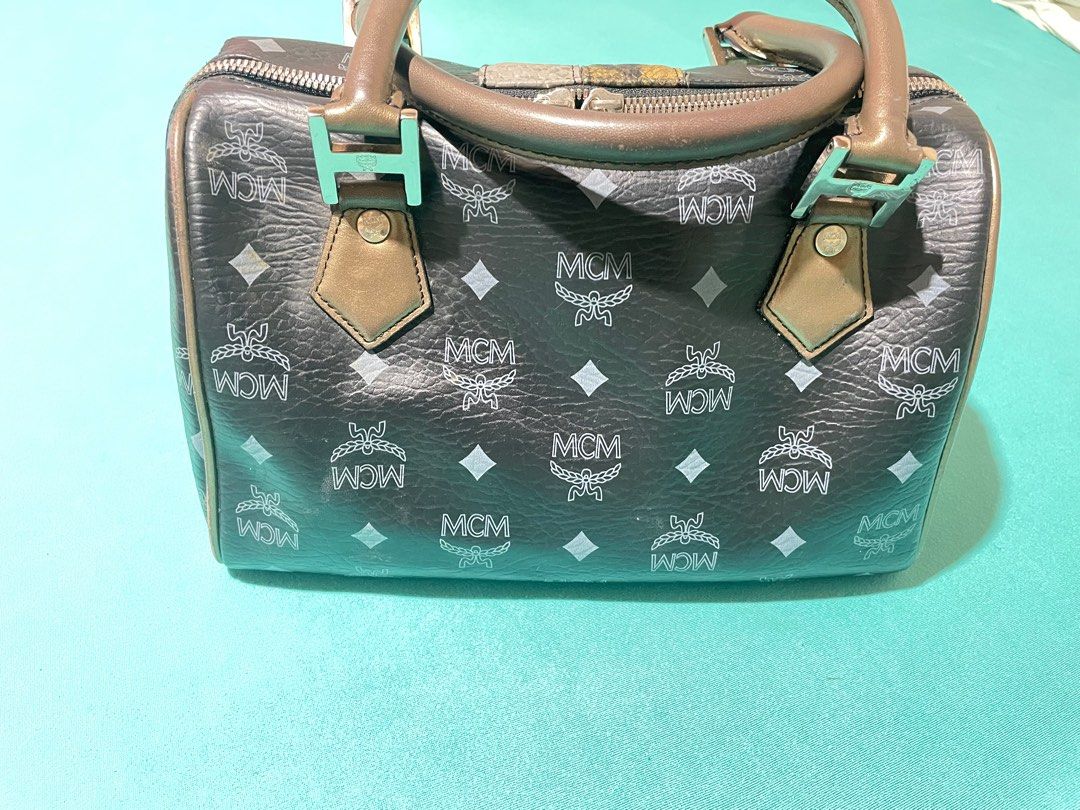 🌈For sale- MCM (Category: Luxury Bags & Wallets) located in Pasay City. Submitted by hearty12 (Listing ID 1318759235, Image 3). Description: MCM handbag With some cracking at the corner and rubber lining issue at the handle. Not turnable screw and no white tag. Length- 10 inches Height- 6 inches.