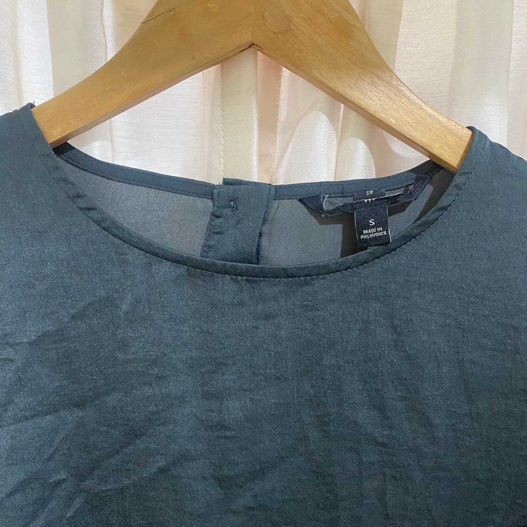 Green Lightweight Blouse (Category: Longsleeves) located in Manila. Submitted by declutterwithsea (Listing ID 1318716840, Image 3). Description: Lightweight Longsleeves .