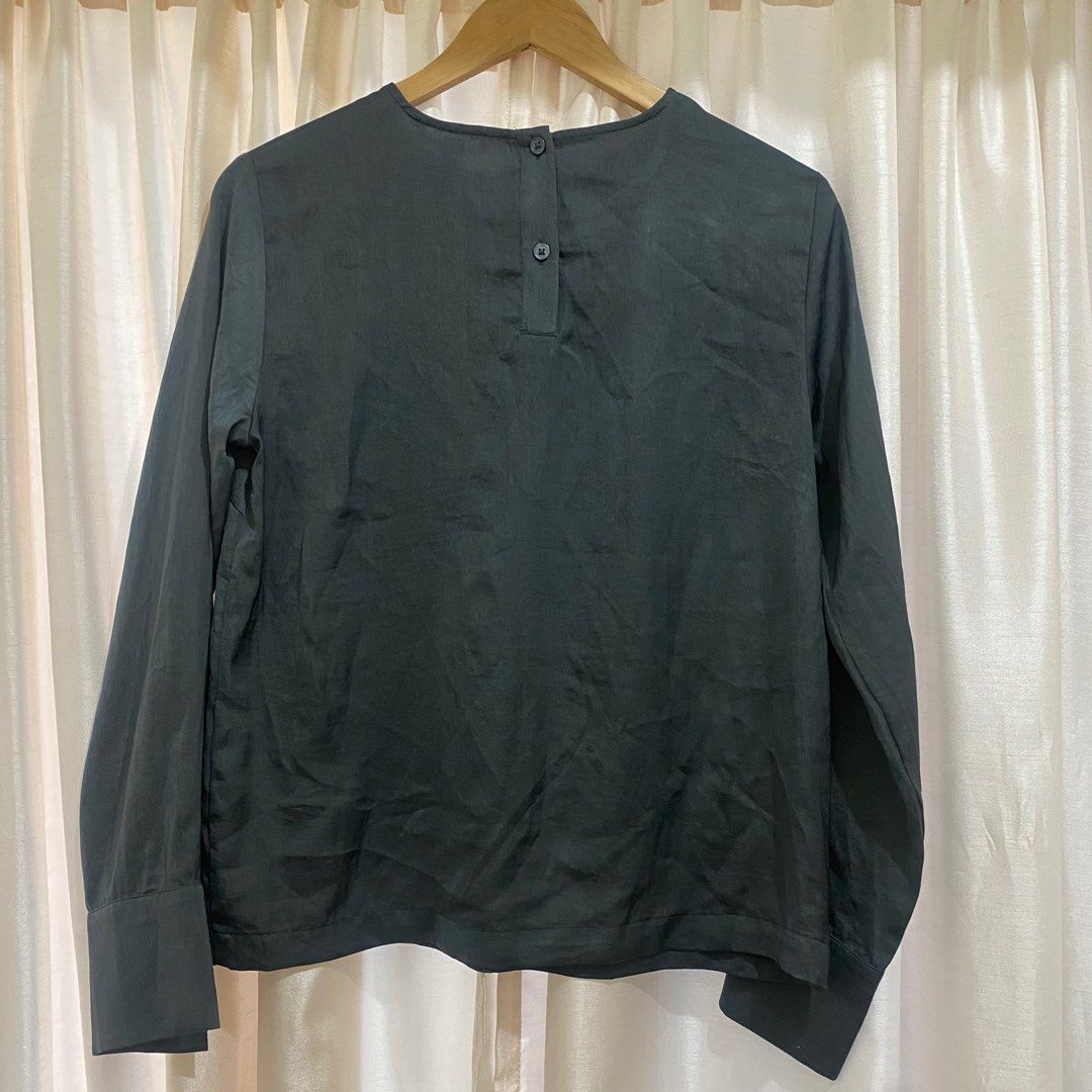 Green Lightweight Blouse (Category: Longsleeves) located in Manila. Submitted by declutterwithsea (Listing ID 1318716840, Image 2). Description: Lightweight Longsleeves .