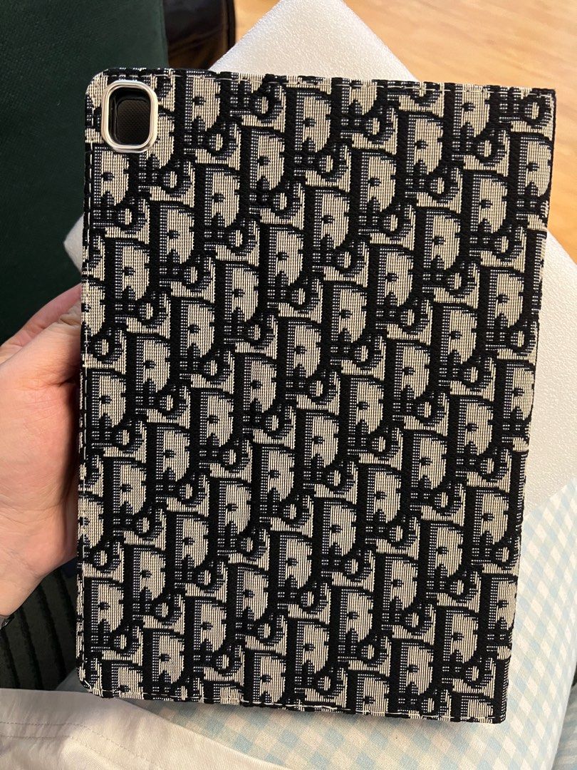 iPad case （分類：平板電腦 - iPad）位於 Hong Kong。 由 natnatchinyuet 提交（商品編號 1318733413，圖片 1）。簡介： iPad 5/6 (9.7size) 買錯左型號 唔岩用。