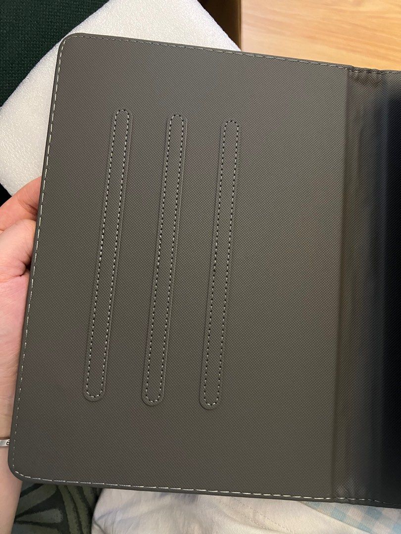 iPad case （分類：平板電腦 - iPad）位於 Hong Kong。 由 natnatchinyuet 提交（商品編號 1318733413，圖片 2）。簡介： iPad 5/6 (9.7size) 買錯左型號 唔岩用。