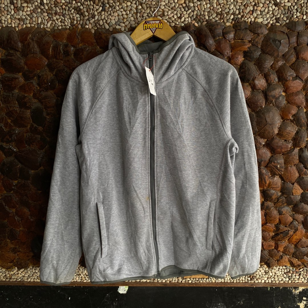 Jaket Uniqlo basic Fesyen Pria Pakaian Atasan di Carousell