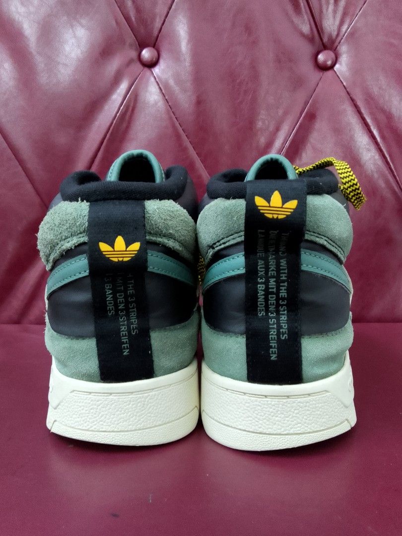 Kasut adidas bunga