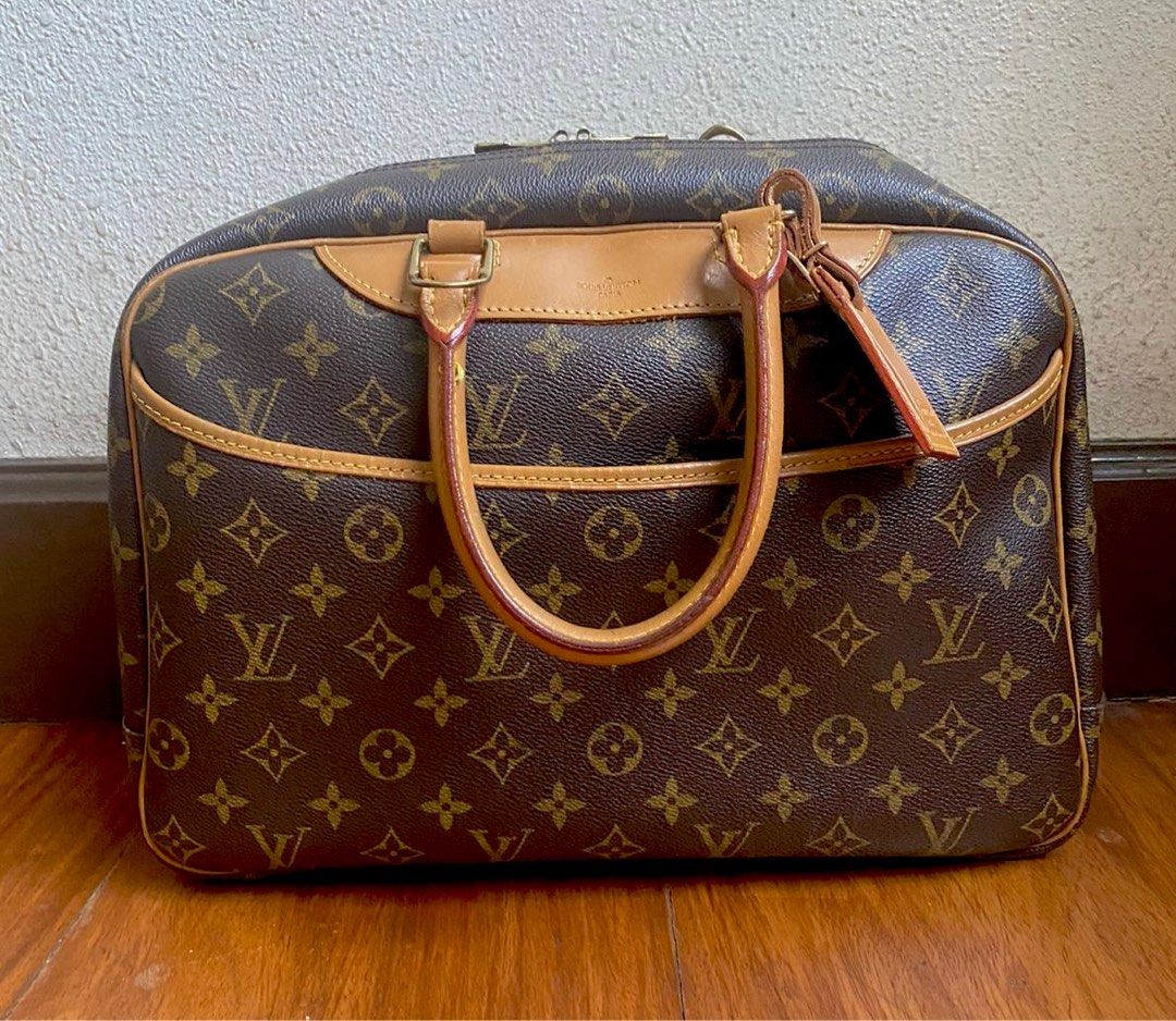 LV Trouville Monogram Bag (Category: Luxury Bags & Wallets) located in Makati City. Submitted by scarwee (Listing ID 1318768877, Image 3). Description: With signs of wear but in good condition .