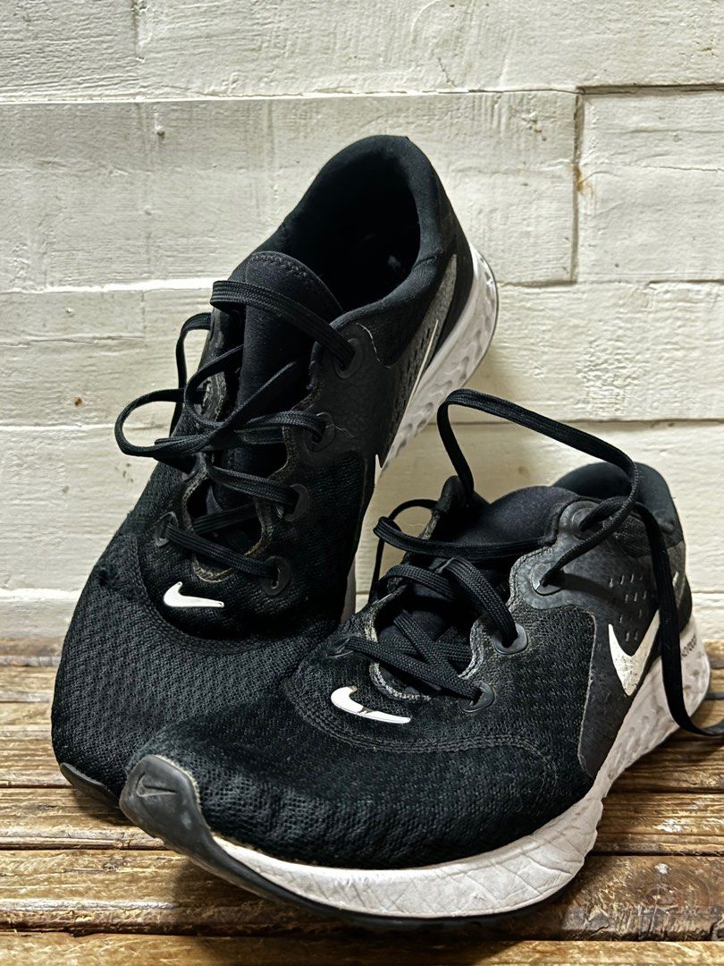 Nike Legend React (Category: Sneakers) located in Cavite. Submitted by kleaningoutmykloset (Listing ID 1318721831, Image 2). Description: Selling my Nike Legend React Size 12 US RFS di na nagagamit Negotiable Used sa gym only.