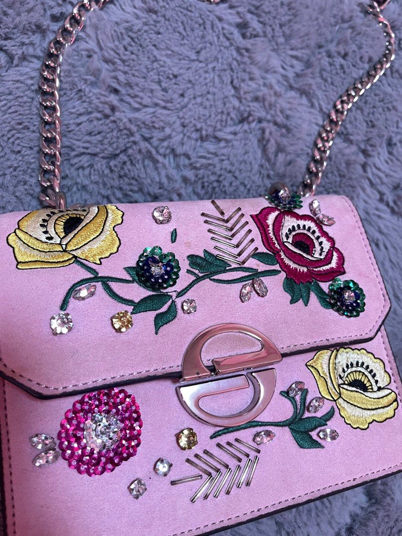 Original Top Shop Pink Suede Purse (Category: Shoulder Bags) located in Manila. Submitted by closetdeclutter08 (Listing ID 1318674301, Image 2). Description: Pretty details, just one of the studs fell off but it’s not noticeable ◡̈ .