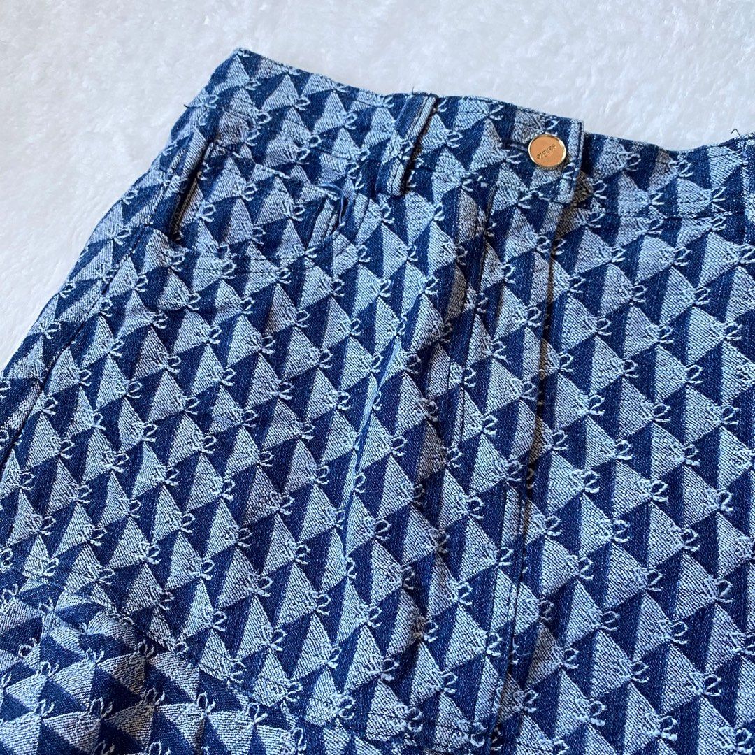 ✨Sandro Monogram Skirt (Category: Luxury Apparel) located in Manila. Submitted by yourdaily_obsessions (Listing ID 1318726029, Image 2). Description: Brand: SANDRO France Size 36 on tag, waist 25 inches 🦋Thick fabric, vv classy - 🫧Notes before making an offer❗️ •Photos are provided for self authentication. •Bogus/irresponsible buyer auto blocked •Payment First •Mine now, pay now. Pay now, ship tomorrow..