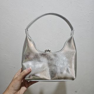 (Category: ) located in . Submitted by prelovedherwardrobe (Listing ID 1318716582, Image 1). Description: .