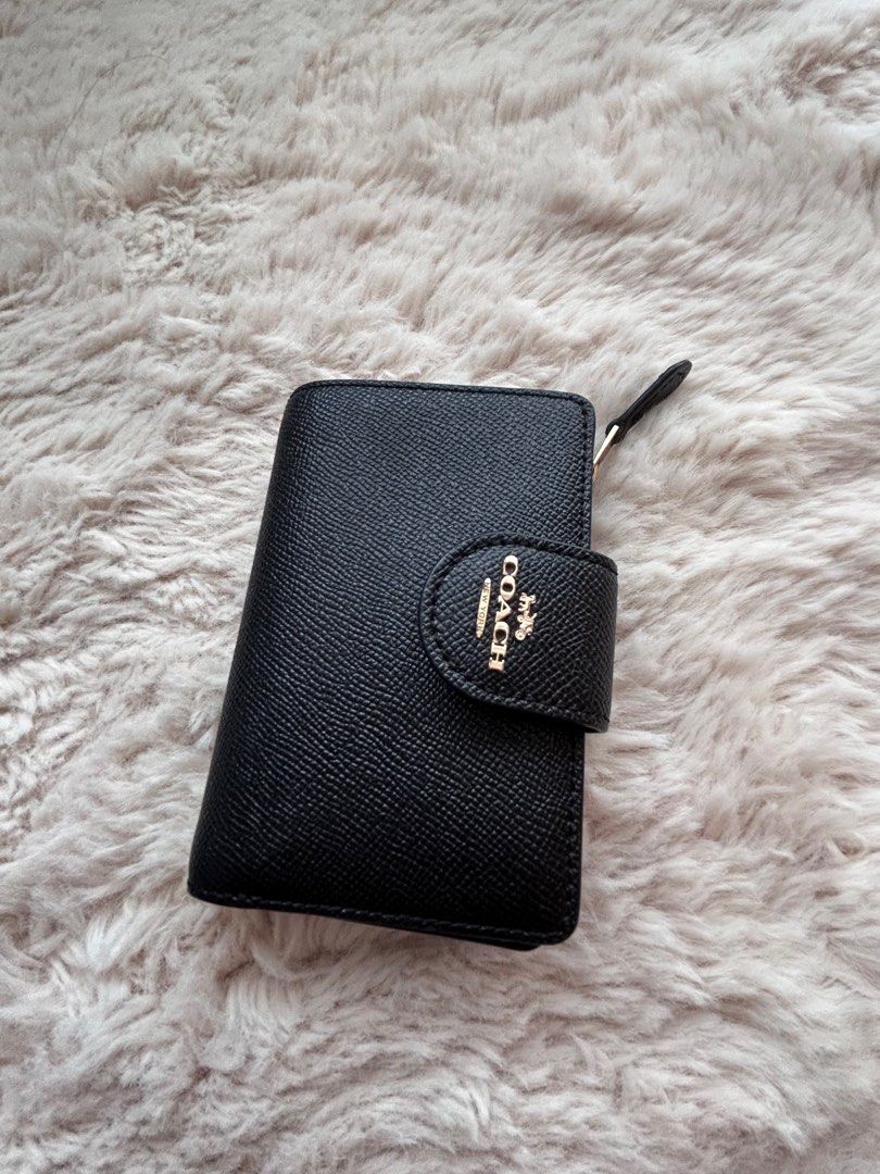 Coach Medium Corner Zip Wallet Black Rs 6390 Luxury Bags Wallets on Carousell