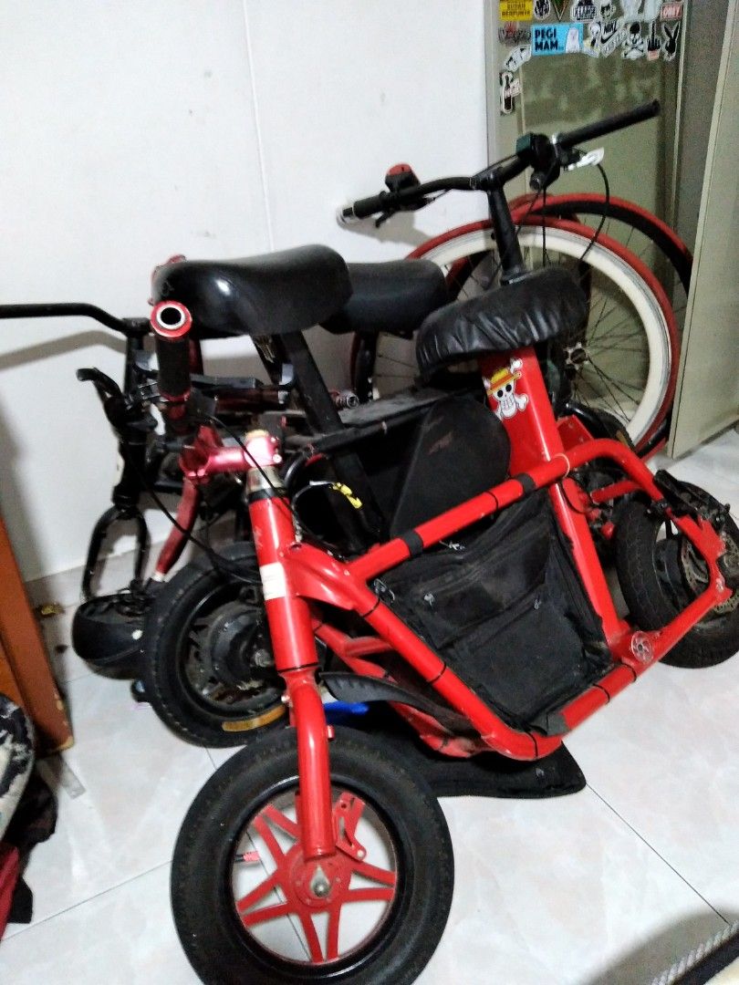 Ebike (Category: E-Scooters & E-Bikes) located in Singapore. Submitted by bbylibra (Listing ID 1318940922, Image 1). Description: don't know much abt ebike just selling all comes in a package take all not one 2dyu n 2 fido.
