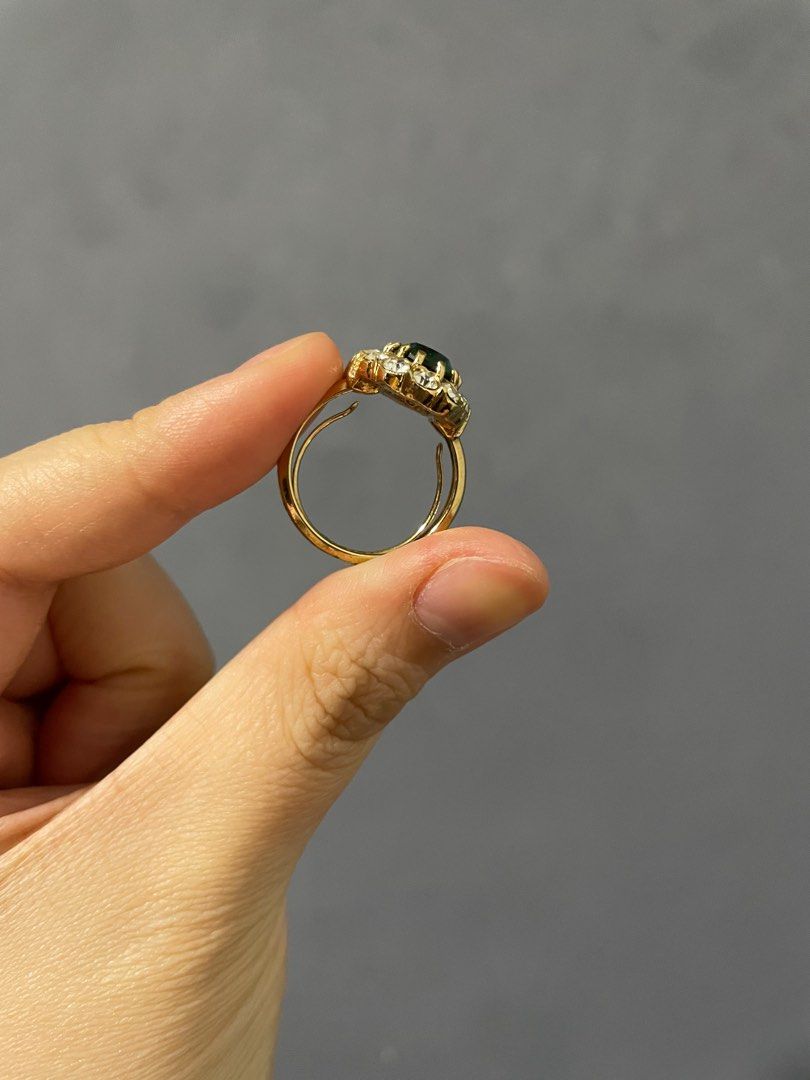 Emerald ring (Category: Rings) located in Singapore. Submitted by rosie2308 (Listing ID 1318959342, Image 2). Description: Slight discolouration on bottom of gem but can be cleaned.