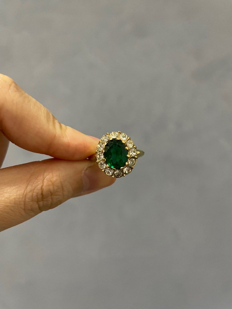 Emerald ring (Category: Rings) located in Singapore. Submitted by rosie2308 (Listing ID 1318959342, Image 1). Description: Slight discolouration on bottom of gem but can be cleaned.