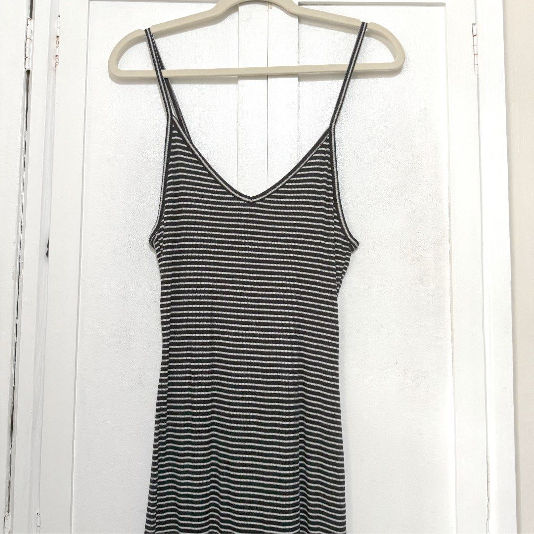 F21 Bodycon Maxi Dress (Category: Dresses) located in Pasig City. Submitted by speciallyselected (Listing ID 1318839445, Image 2). Description: Width: 18” Length: 43”.