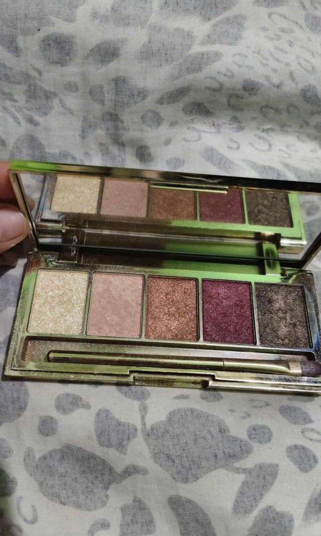 Glittery pallete eyeshadow (Category: Makeup) located in Pasay City. Submitted by taytayswifty (Listing ID 1318928436, Image 1). Description: Lustrous slightly used.