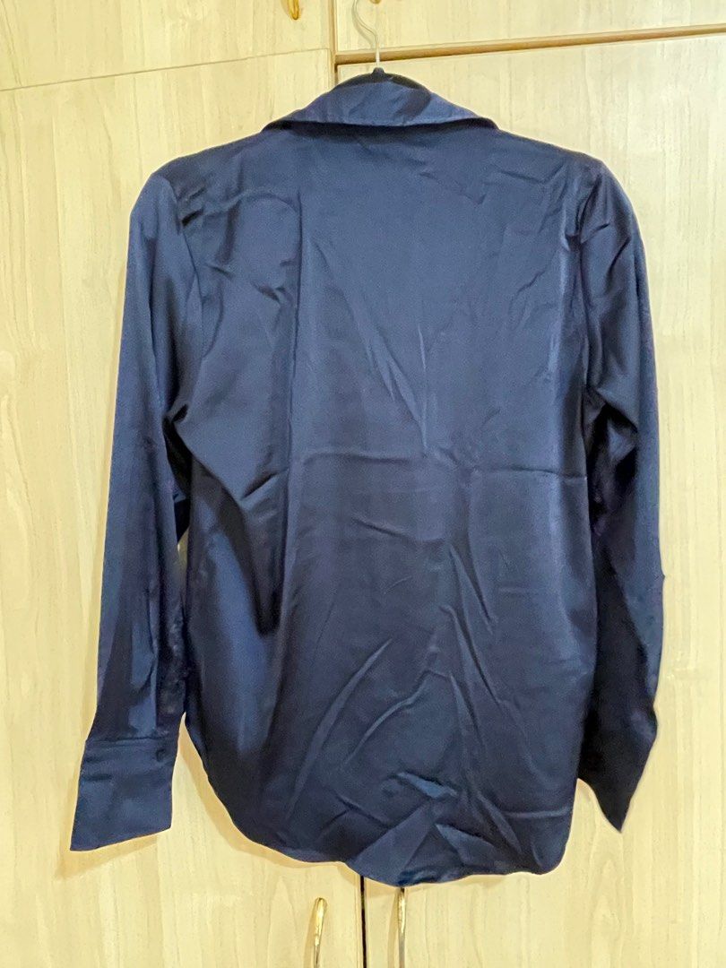 H&M Formal Blouse (Category: Longsleeves) located in Cebu City. Submitted by userper (Listing ID 1318896041, Image 2). Description: H&M Formal Blouse (Polyester Material) Navy Blue Size in photo Barely used, very good condition.