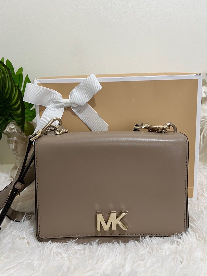 Michael Kors Mott Large Chain bag (Category: Luxury Bags & Wallets) located in Pasig City. Submitted by r.m.c2 (Listing ID 1318929395, Image 2). Description: Michael Kors Mott Large Chain Leather Cross Body Shoulder Bag RFS: Decluttering MOP: GCash oe BPI .