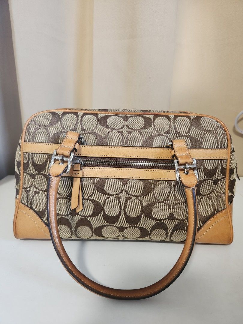 Preloved Original Coach Doctor's Bag (Category: Luxury Bags & Wallets) located in Quezon City. Submitted by bea_beee (Listing ID 1318968237, Image 2). Description: Personal Preloved Original Coach Doctor's Bag 🌟 With signs of use but still in very good condition (8.5/10).