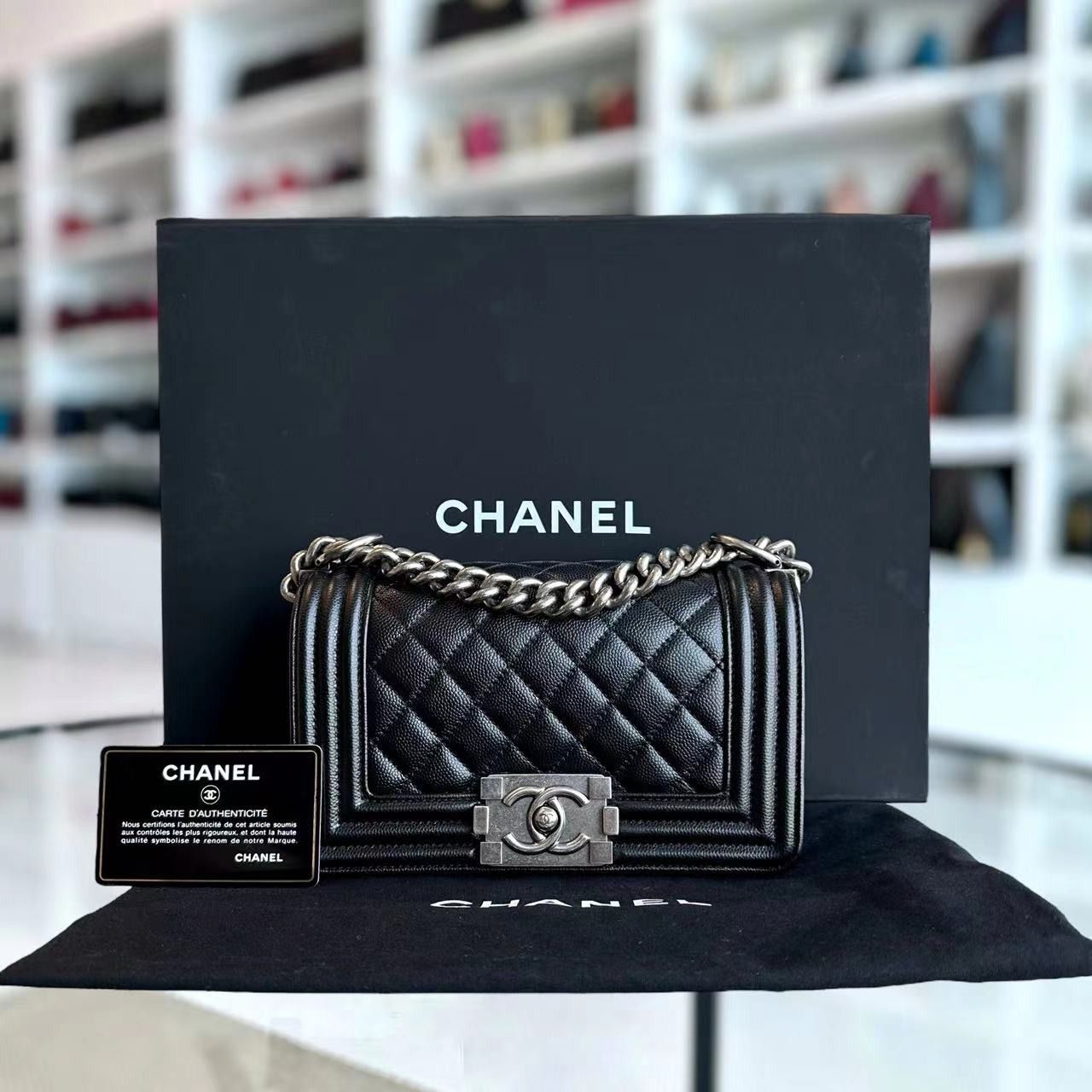Chanel boy 8 caviar shop
