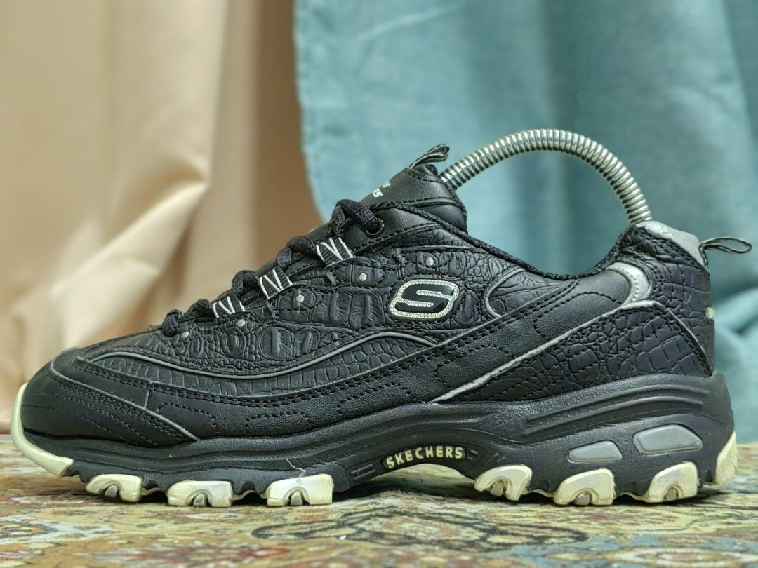D light skechers 2025