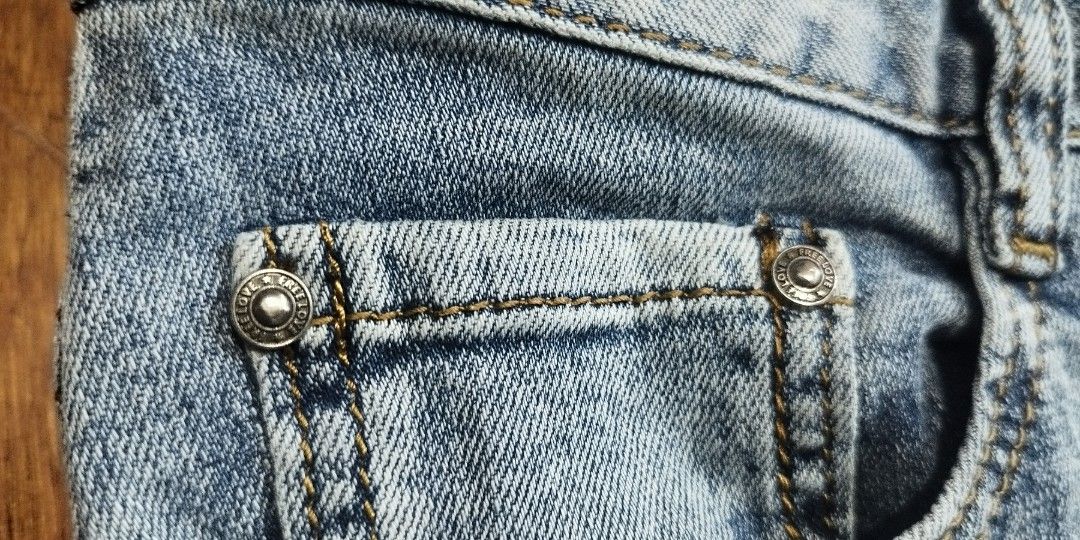 versace (Category: Jeans) located in San Miguel. Submitted by wizzy1991 (Listing ID 1318893938, Image 3). Description: Versace off/legit.