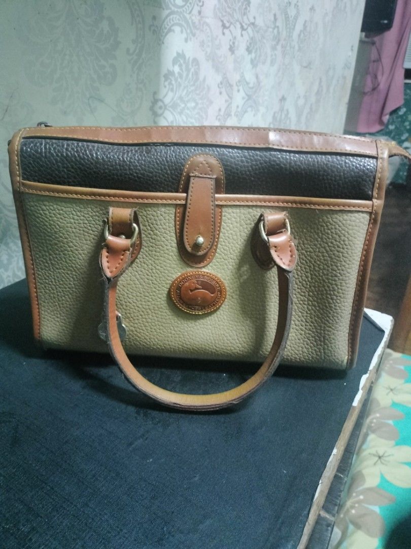 Vintage dooney and bourke (Category: Luxury Bags & Wallets) located in Caloocan City. Submitted by maynaito (Listing ID 1318952233, Image 1). Description: no issues such sign of usage lang pi.