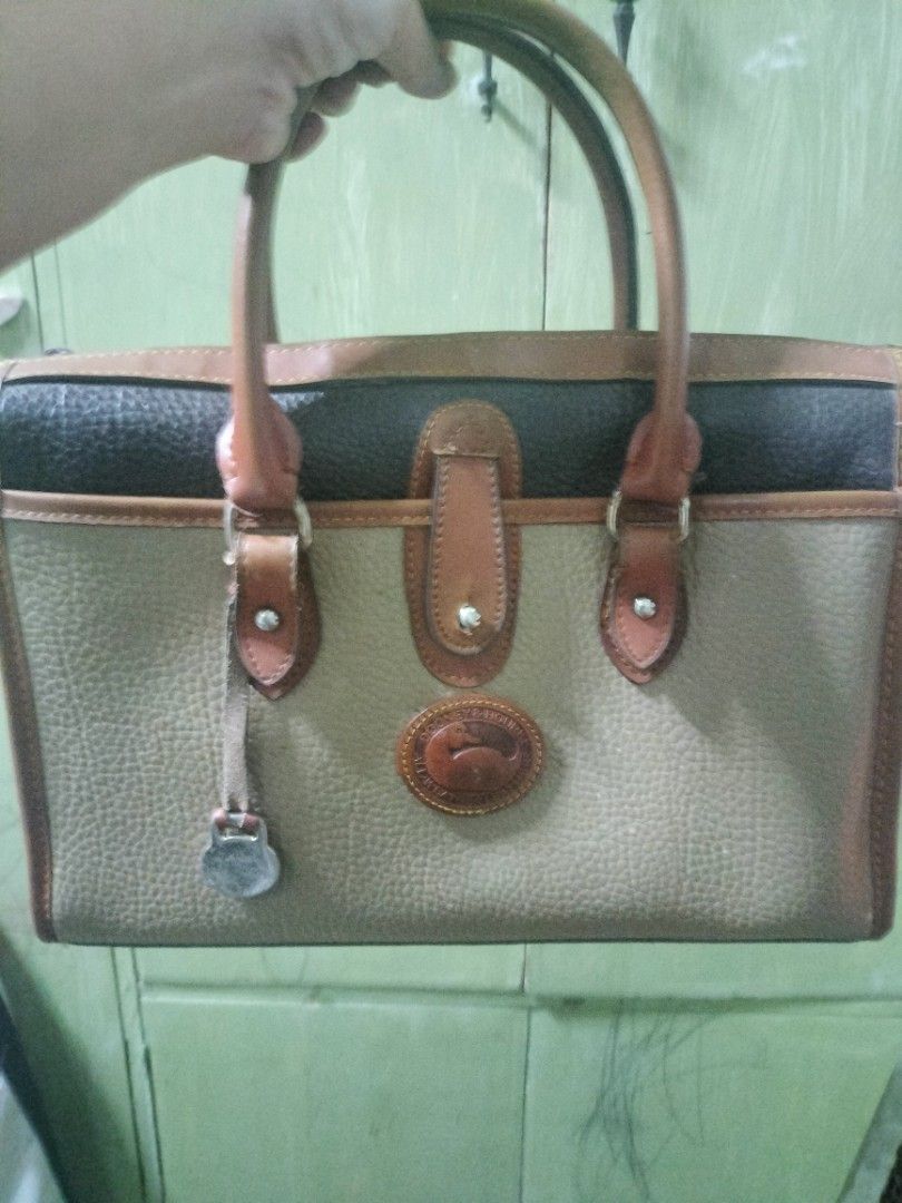 Vintage dooney and bourke (Category: Luxury Bags & Wallets) located in Caloocan City. Submitted by maynaito (Listing ID 1318952233, Image 2). Description: no issues such sign of usage lang pi.