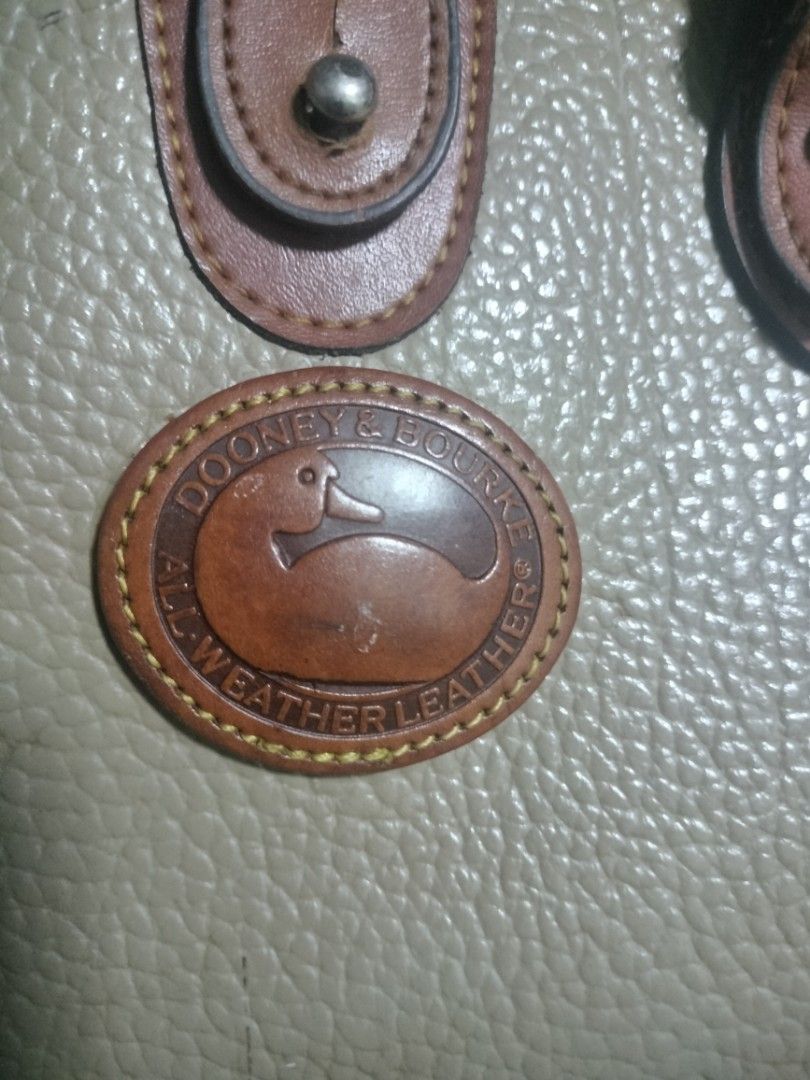 Vintage dooney and bourke (Category: Luxury Bags & Wallets) located in Caloocan City. Submitted by maynaito (Listing ID 1318952233, Image 3). Description: no issues such sign of usage lang pi.