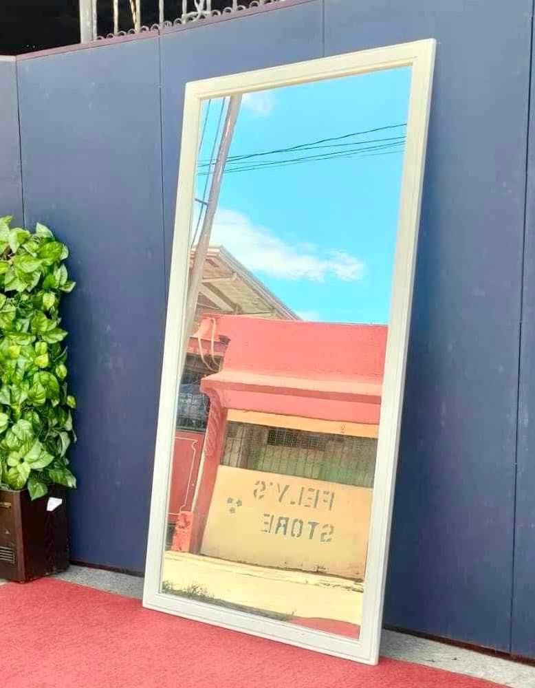 Big hanging mirror (Category: Mirrors) located in Quezon City. Submitted by matetdevis13 (Listing ID 1319104622, Image 3). Description: Big Hanging Mirror 33”L x 64”H Php 4,000 Solid wood frame In good condition.