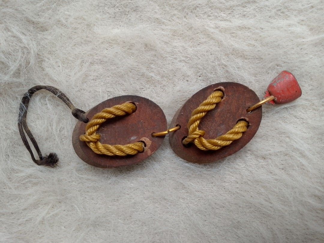 Hanging wood /wind chimes (Category: Wall Decor) located in Cardona. Submitted by nick_and_maria (Listing ID 1318990922, Image 1). Description: what you see is what you get.