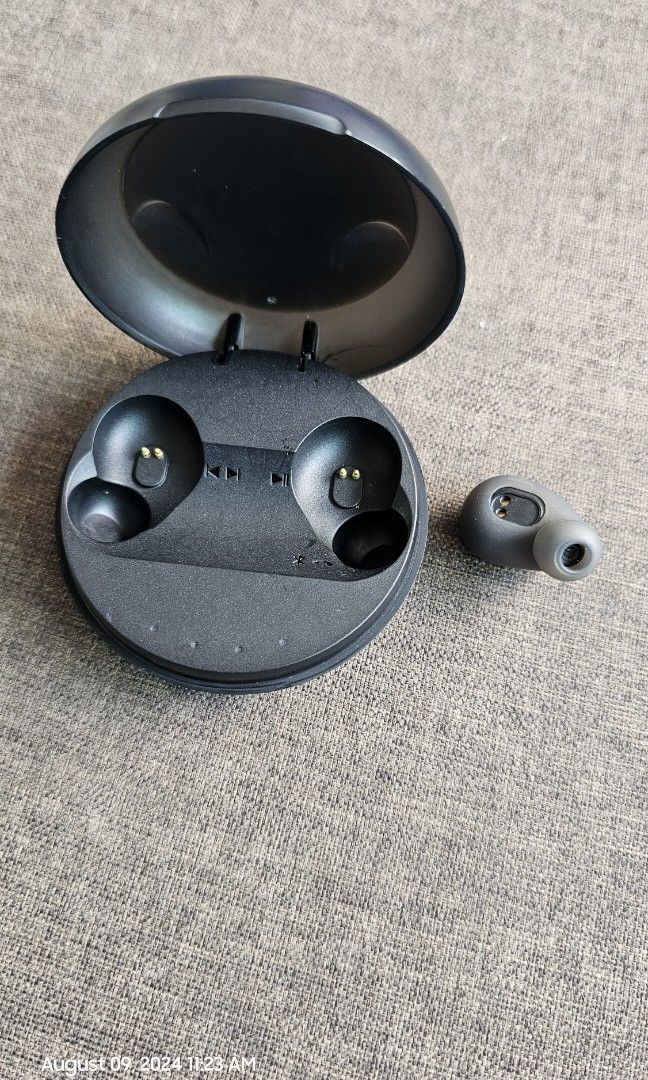 JBL FREE Bluetooth Earphone Missing Left Earpiece. Audio Earphones on Carousell