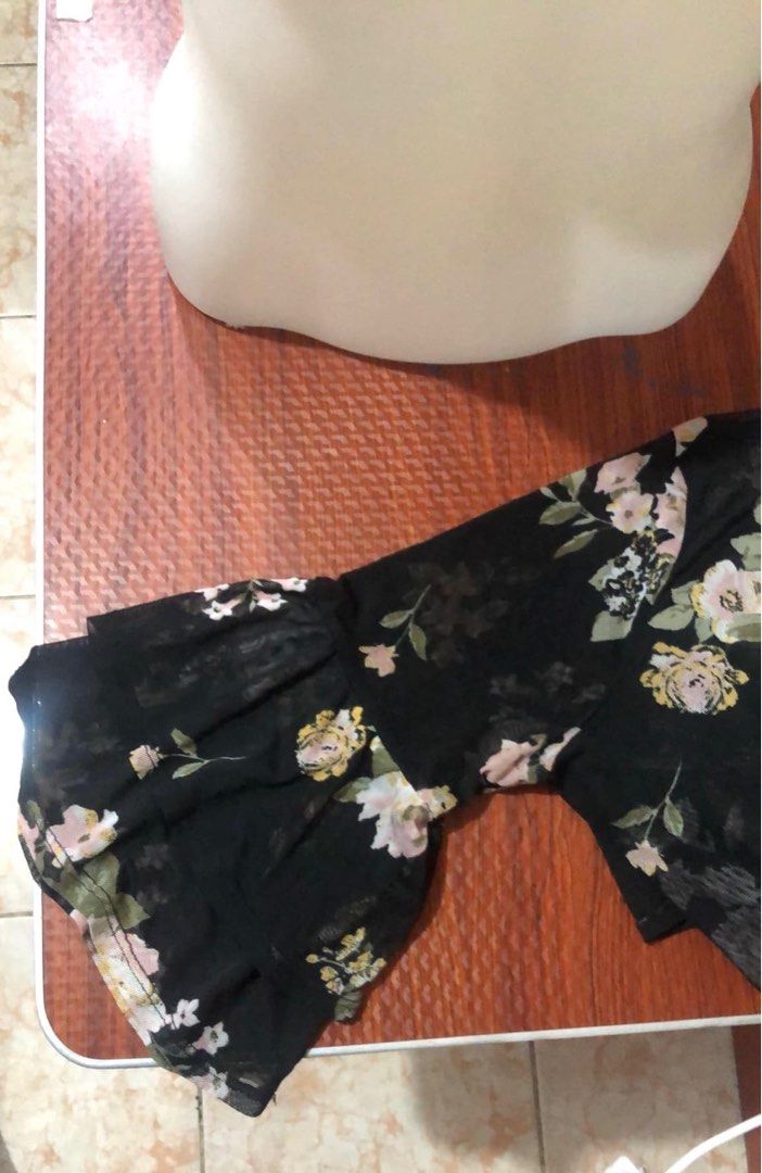 Longsleeve See through Top (Category: Longsleeves) located in Malabon City. Submitted by _dragonfly (Listing ID 1319091905, Image 3). Description: See through sya so parang topper lang or you can put a tube underneath it .