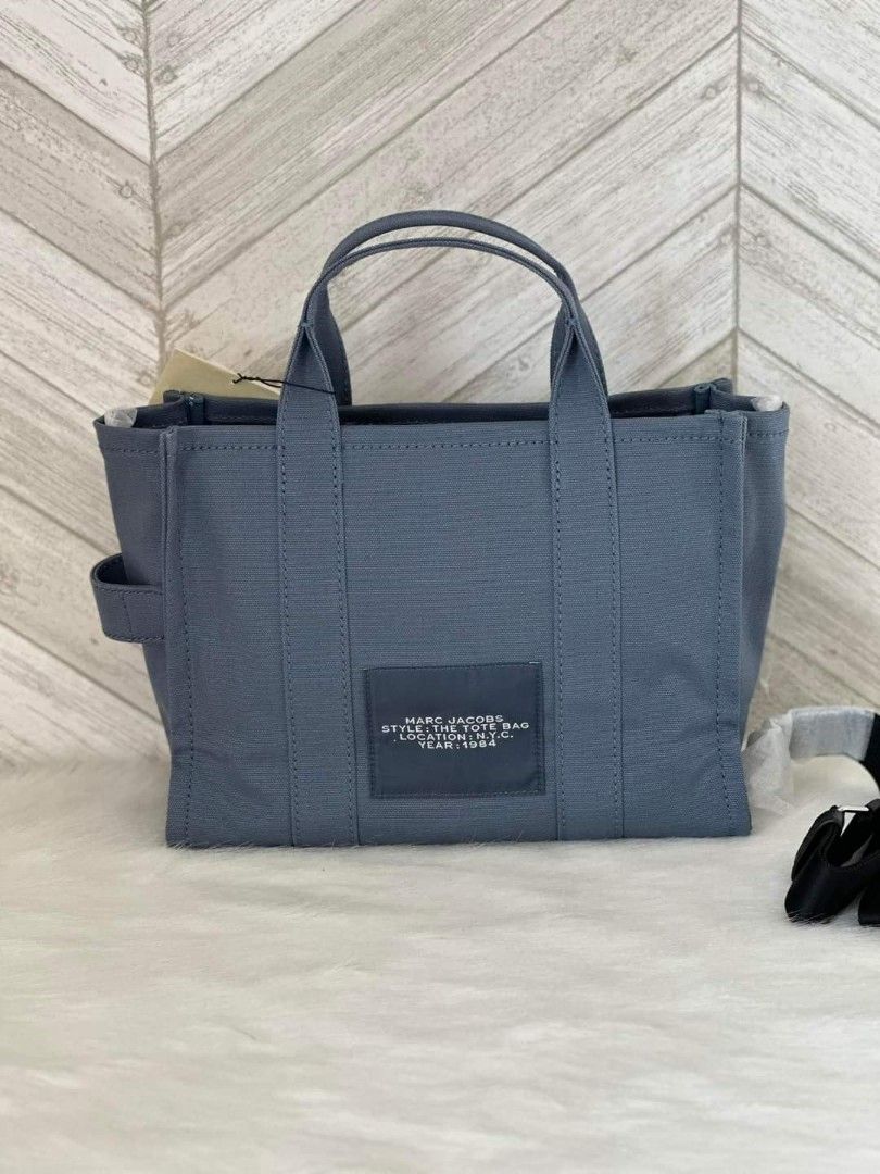 Marc jacobs the tote bag medium canvass (Category: Luxury Bags & Wallets) located in Manila. Submitted by itsmhauiii (Listing ID 1319090380, Image 3). Description: Brandnew with paperbag, tag, and carecard. 💯% Original Money back guaranteed if fake..