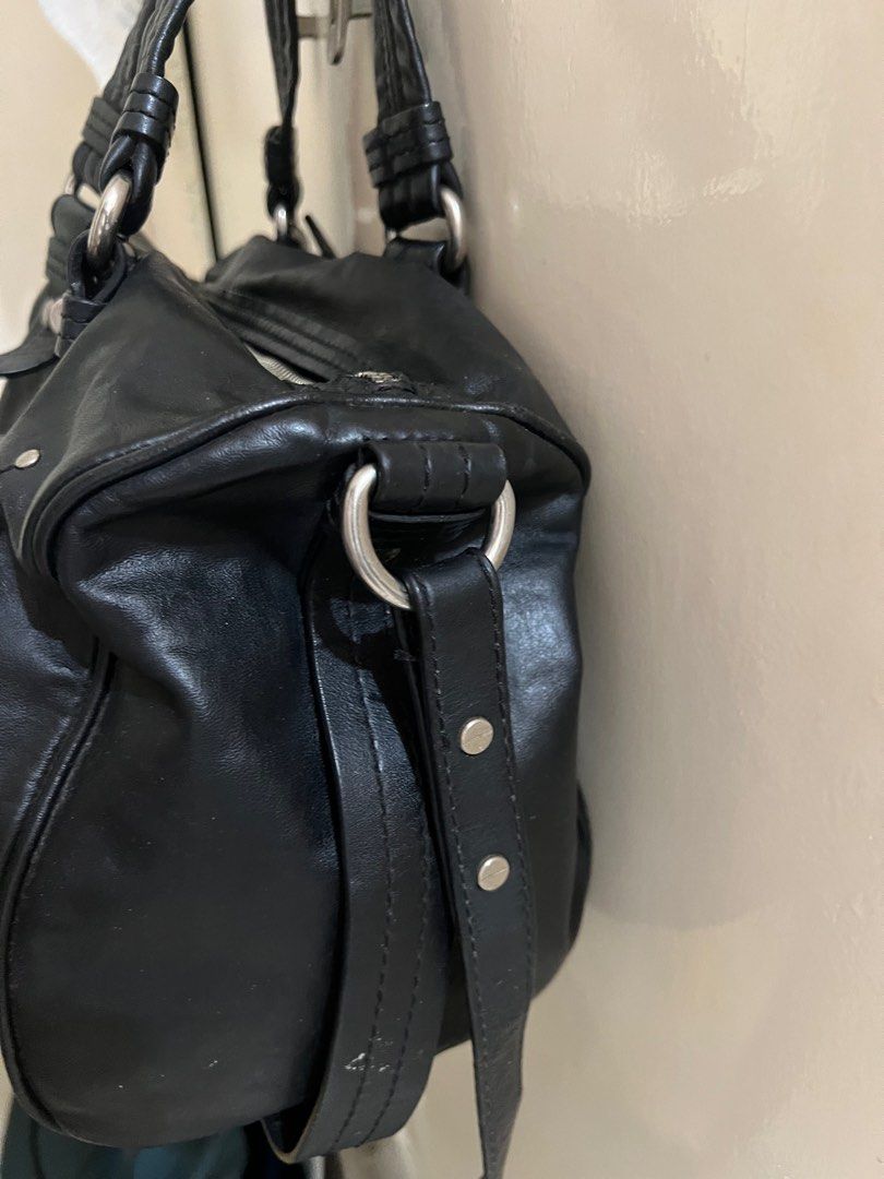 Marc jacobs turn lock satchel crossbody (Category: Cross-body Bags) located in Lucena. Submitted by thriftzone (Listing ID 1318974534, Image 3). Description: Marc jacobs totally turn lock satchel crossbody.