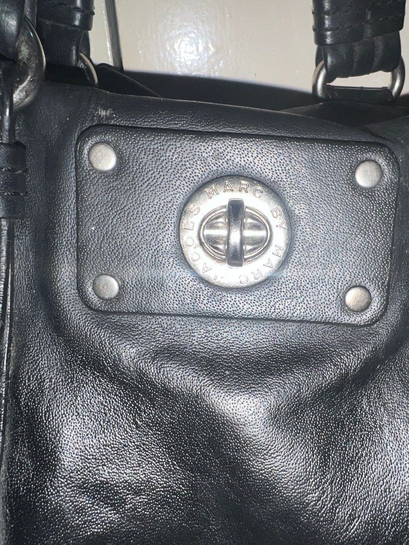Marc jacobs turn lock satchel crossbody (Category: Cross-body Bags) located in Lucena. Submitted by thriftzone (Listing ID 1318974534, Image 2). Description: Marc jacobs totally turn lock satchel crossbody.