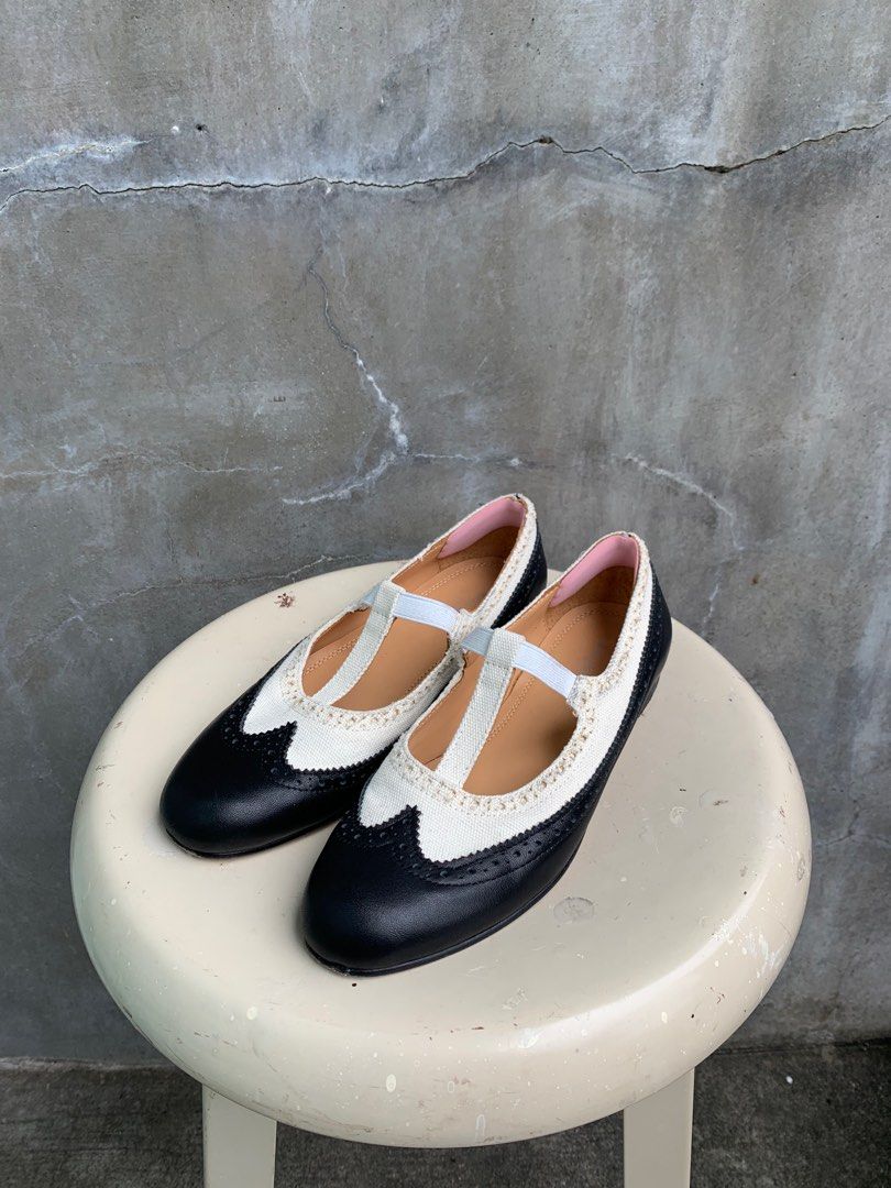 Margiela Line 22 T-strap Mary Jane (Category: Loafers) located in Baguio. Submitted by lordeidara (Listing ID 1319001657, Image 3). Description: 8.5/10 Color:Black/White Material: leather/cloth Size on Tag: 35 Fits size: Insole Length: 10 Outsole Length:10.