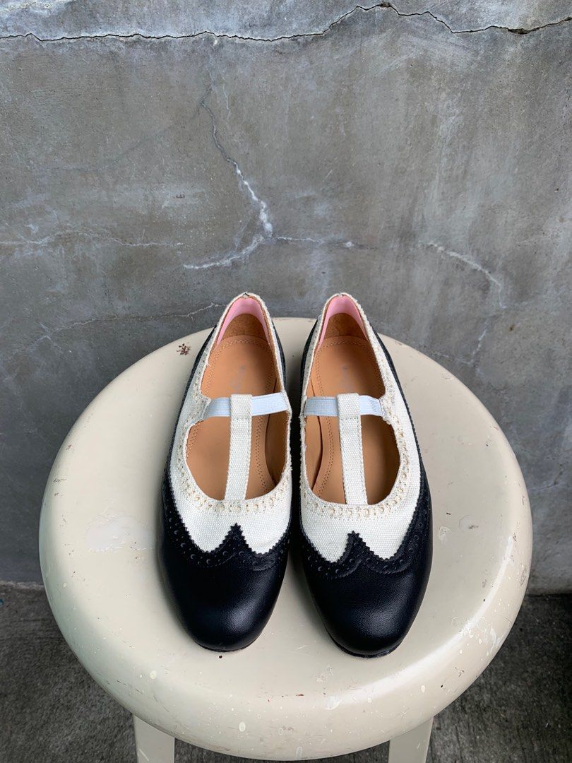 Margiela Line 22 T-strap Mary Jane (Category: Loafers) located in Baguio. Submitted by lordeidara (Listing ID 1319001657, Image 2). Description: 8.5/10 Color:Black/White Material: leather/cloth Size on Tag: 35 Fits size: Insole Length: 10 Outsole Length:10.