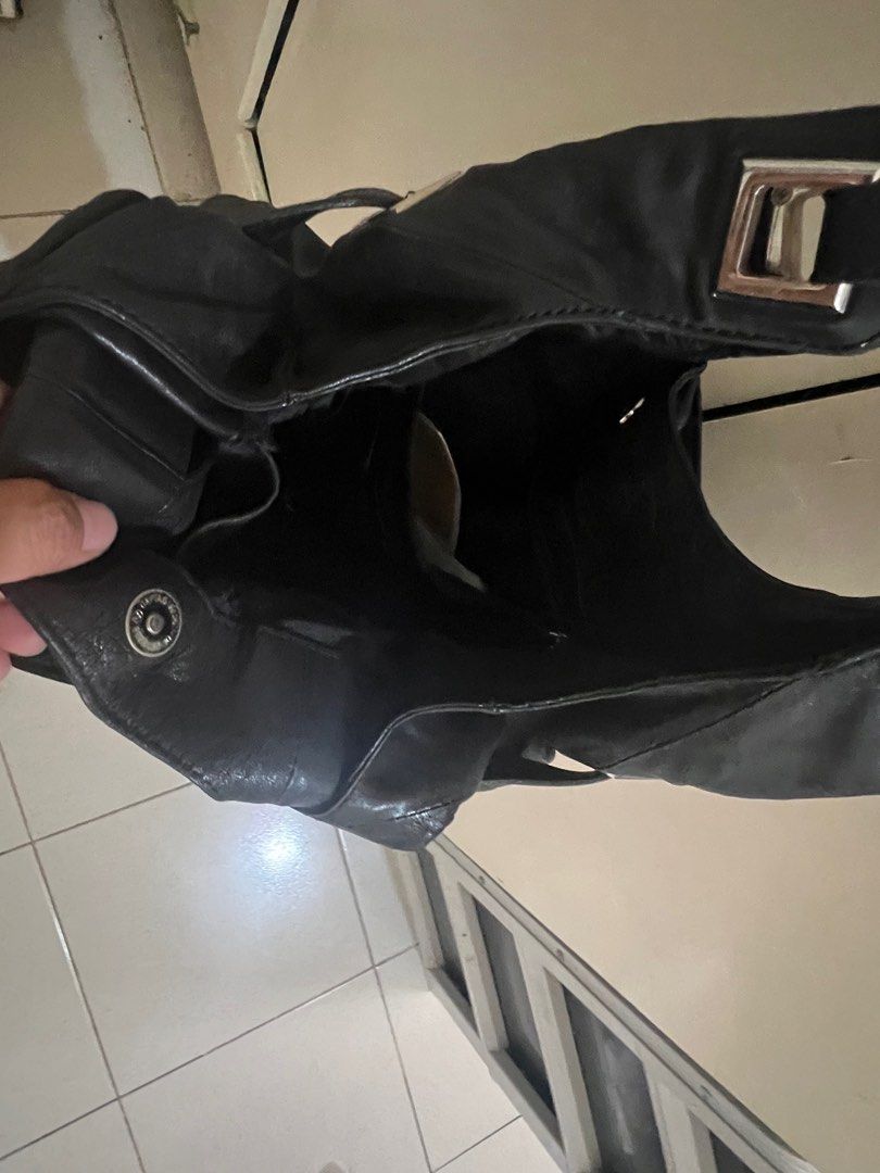 Michael Kors (Category: Luxury Bags & Wallets) located in Lucena. Submitted by thriftzone (Listing ID 1318973928, Image 3). Description: Michael Kors Soft leather 14x10x6.