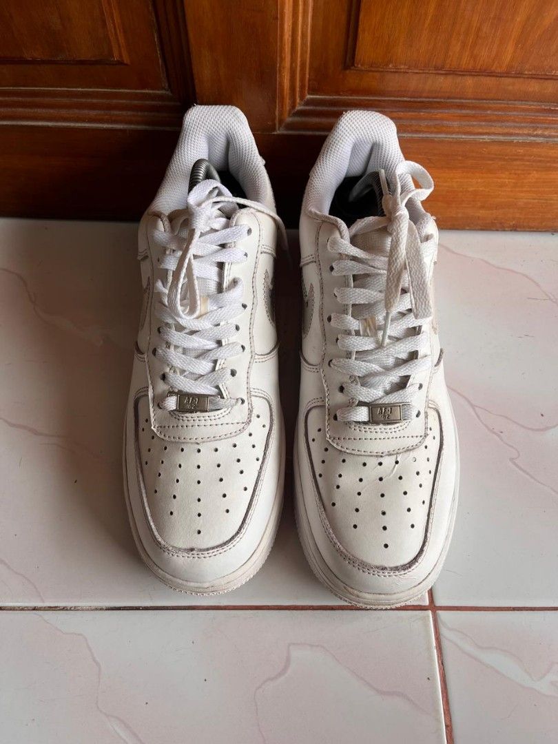 Nike x off white, Fesyen Pria, Sepatu Sneakers di Carousell